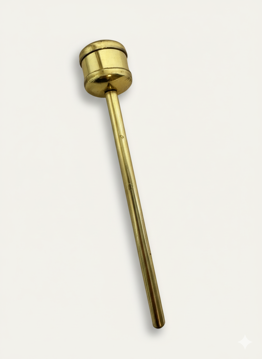 Ensemble liturgique chapelle mi-siècle laiton et polymère croix lampes bénitier