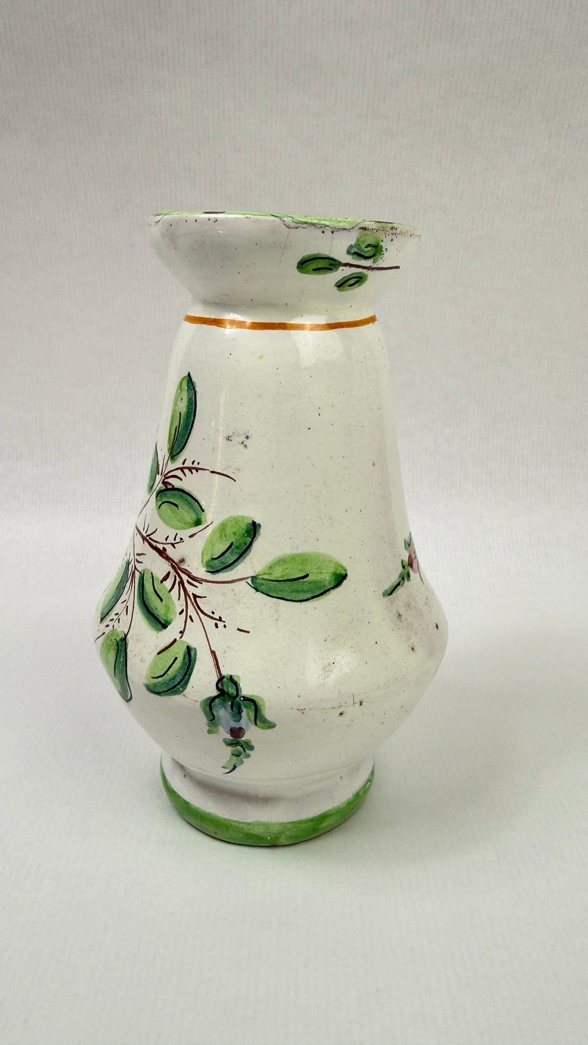 Ancien vase en faïence italien à décor de papillon et fleurs – 17 cm