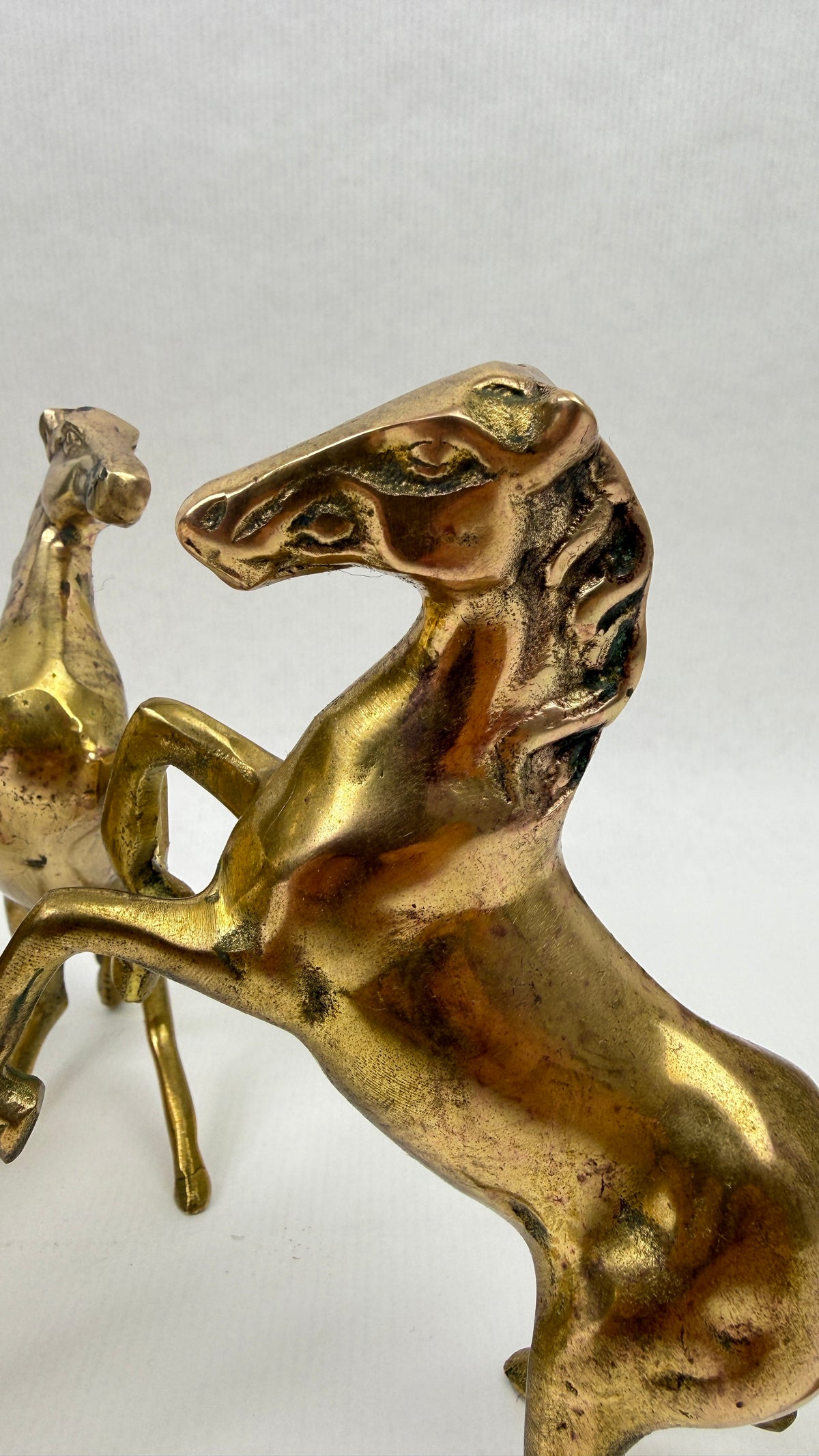 Grand oeuf d'autruche sur support aux trois chevaux cabrés en laiton vintage