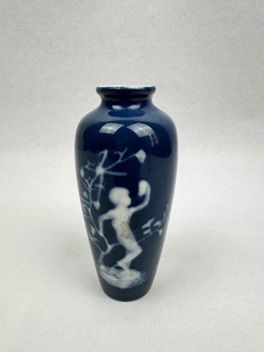 Vase Tharaud Limoges bleu de four à décor en réserve d’un putto