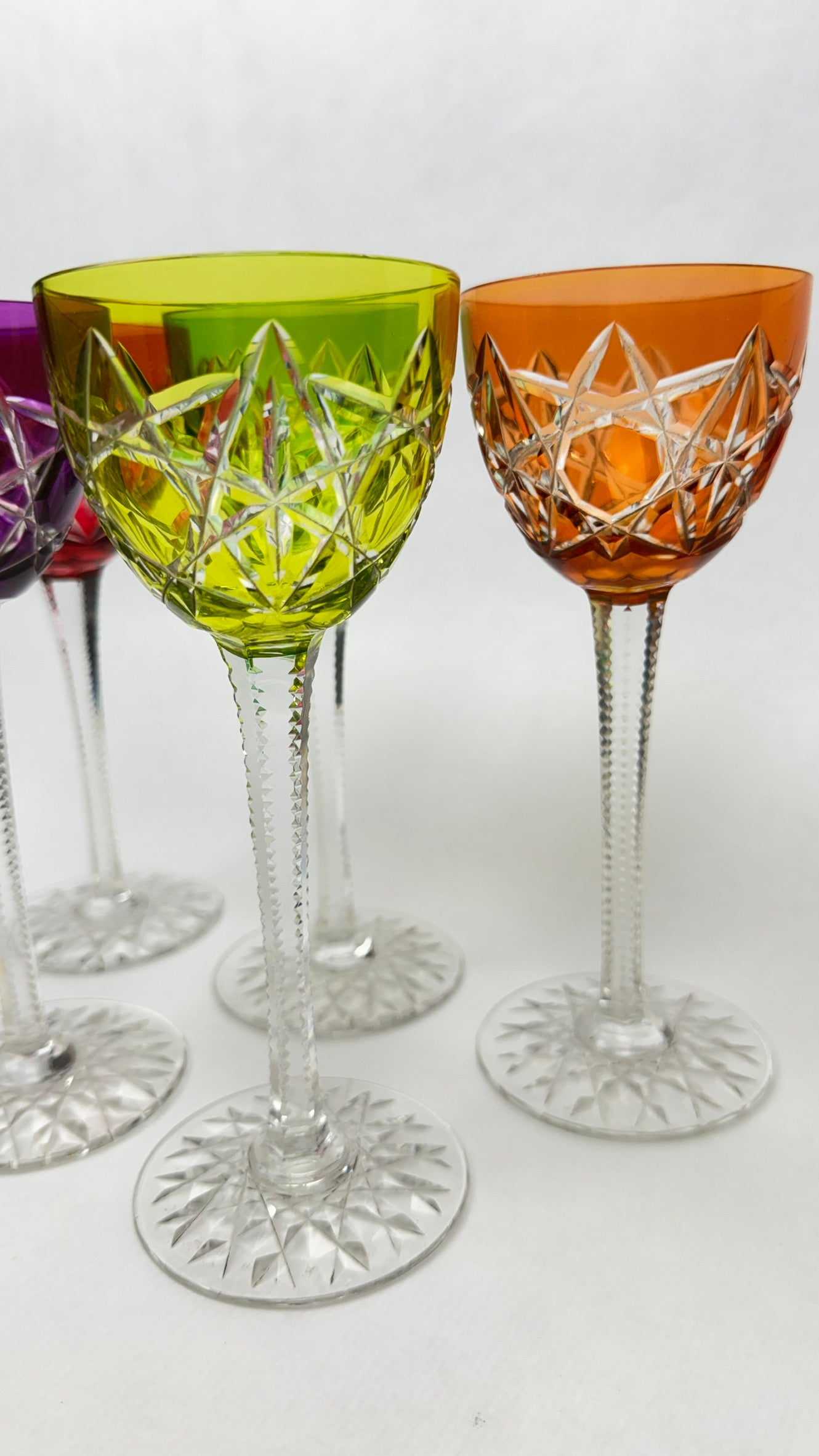 Suite de 5 verres anciens en cristal taillé doublé couleur 19 cm – Baccarat – Modèle S1136 – vers 1890