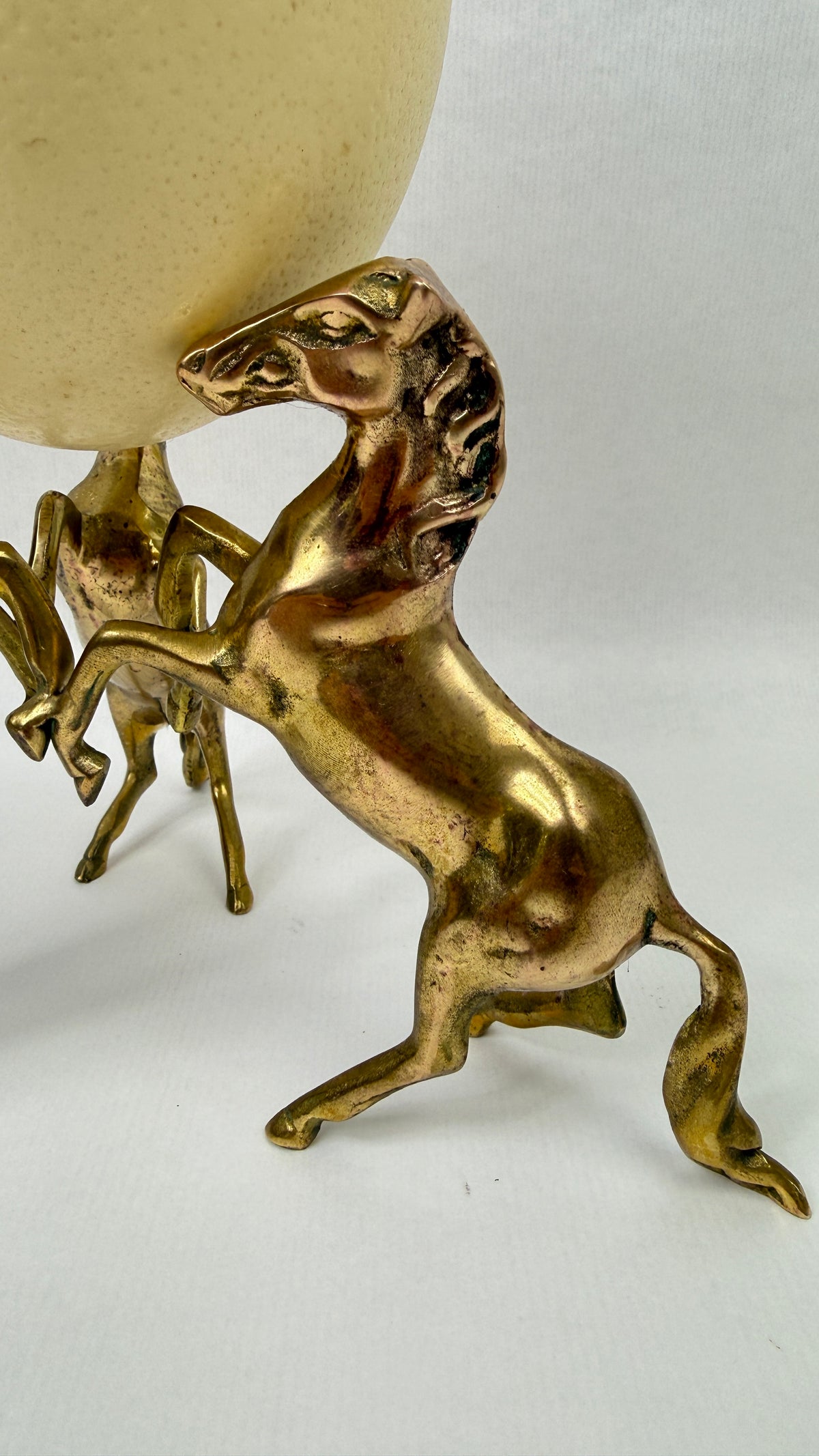 Grand oeuf d'autruche sur support aux trois chevaux cabrés en laiton vintage