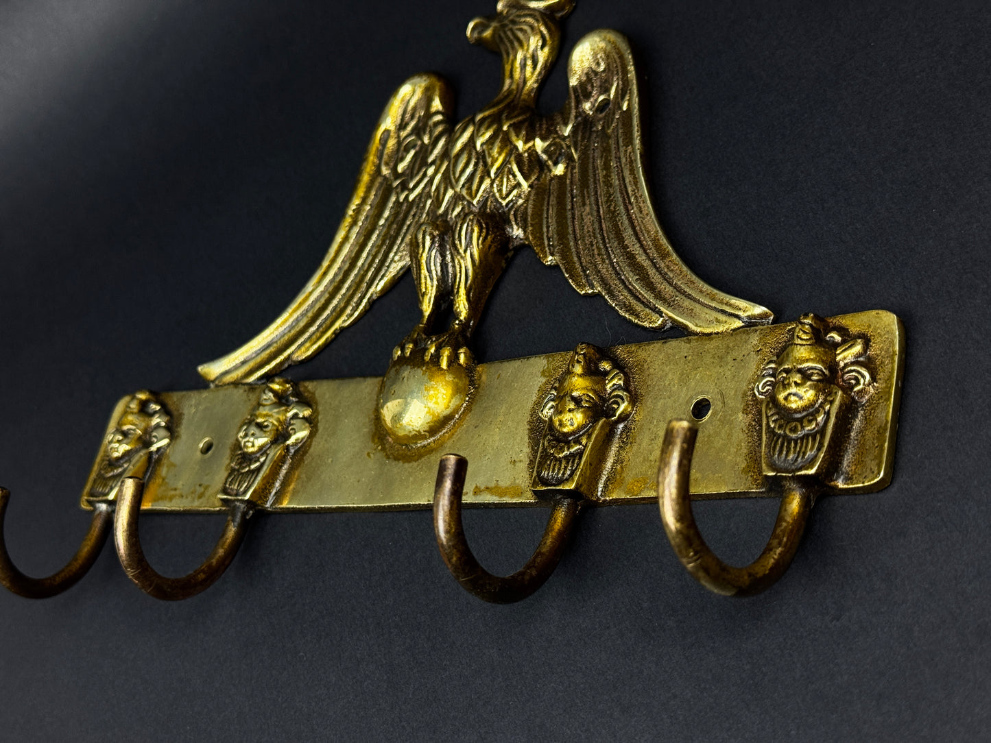 Patère murale en bronze à décor d’aigle et mascarons – style Empire