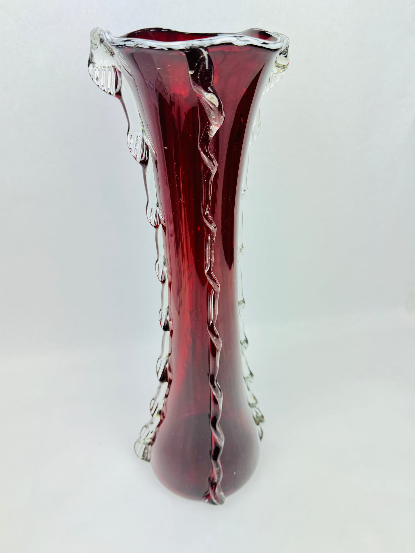 Vase en verre rouge rubis 50 cm décor appliqué clair style Murano