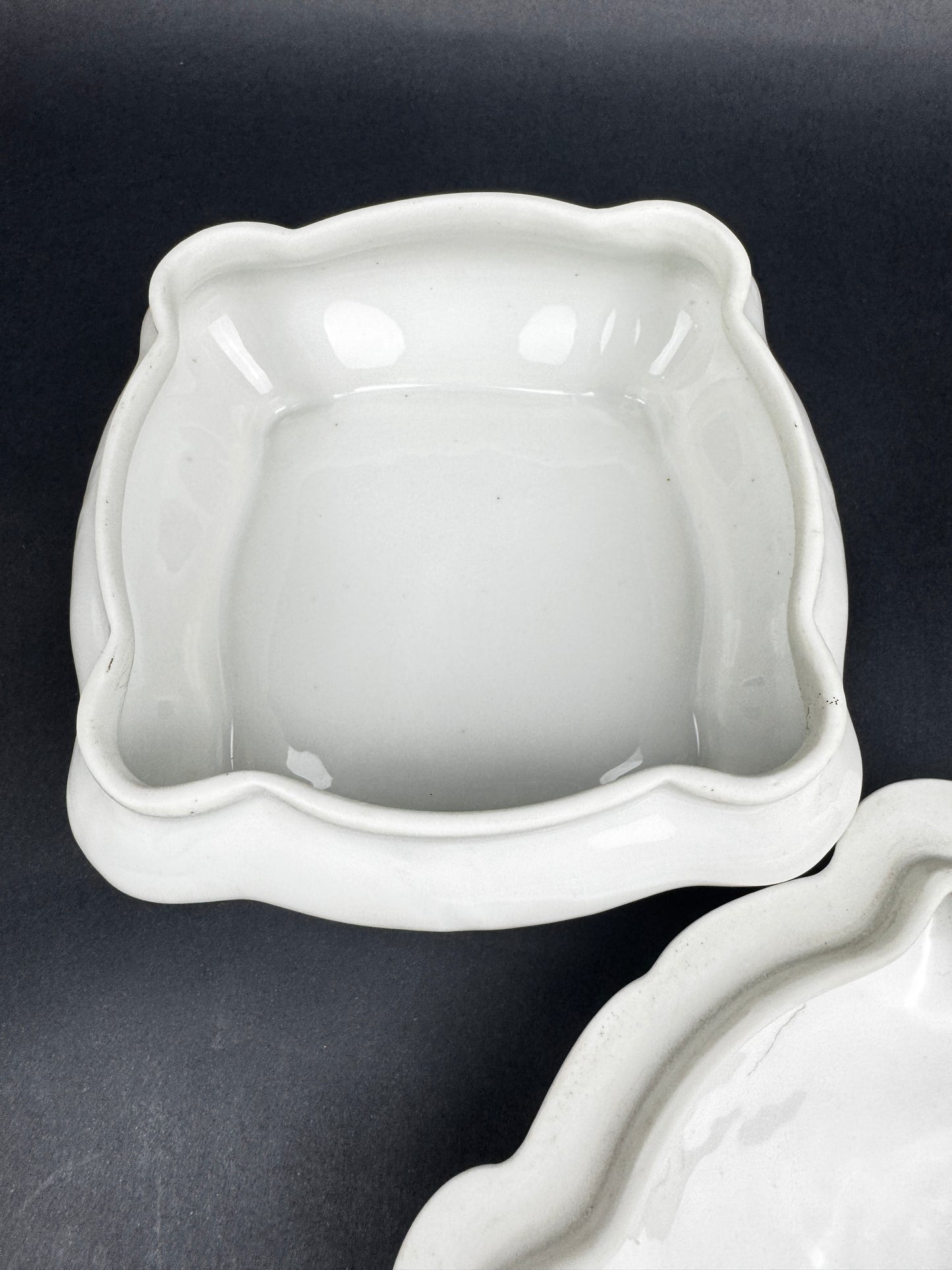 Boîte carrée Tharaud Limoges, décor putti en camaïeu bleu