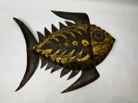 Sculpture murale poisson métal doré et fer riveté art brutaliste