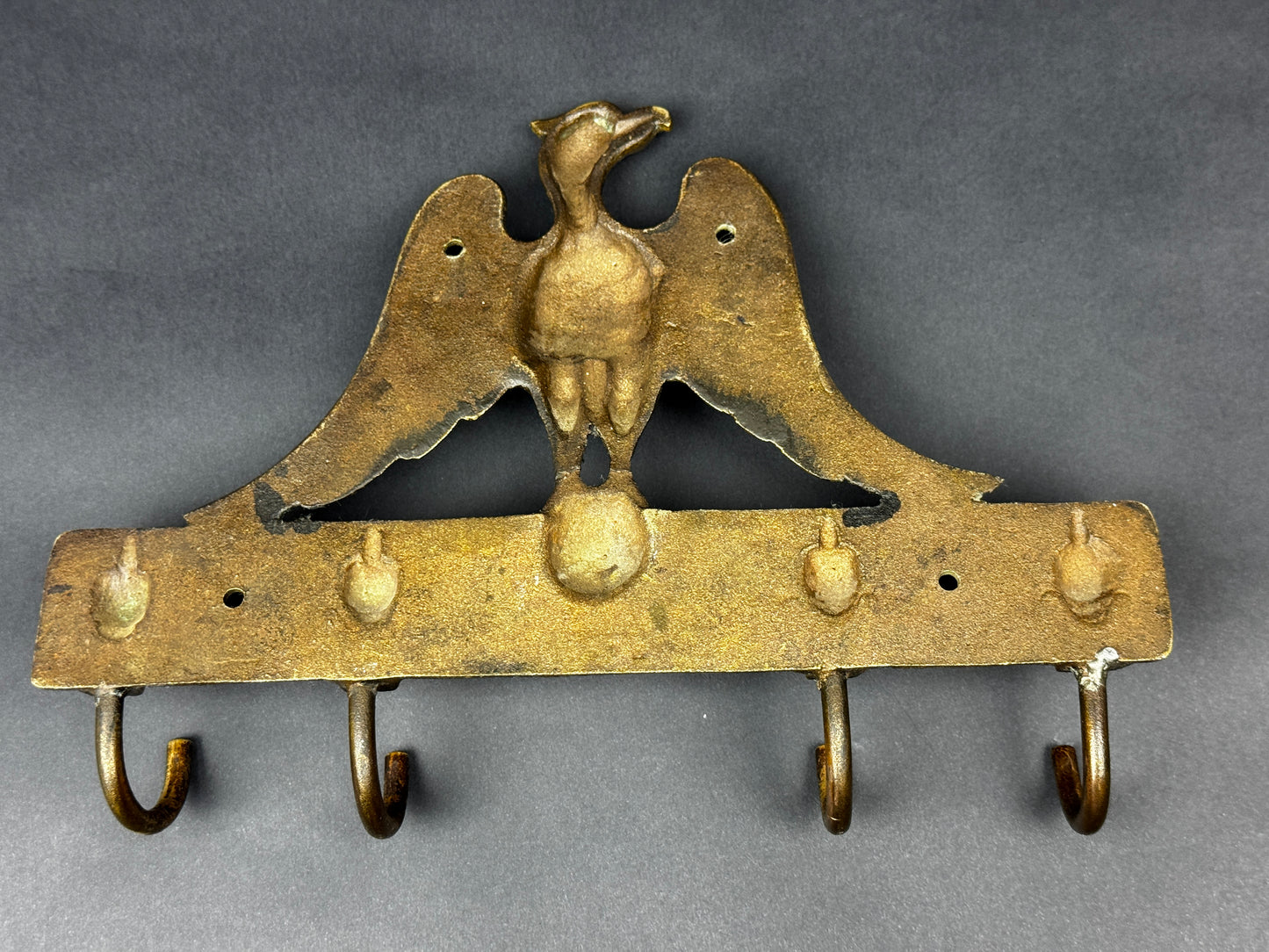 Patère murale en bronze à décor d’aigle et mascarons – style Empire