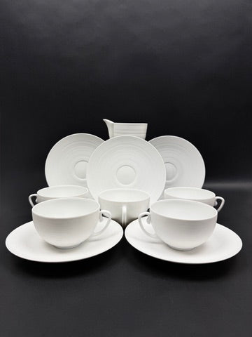 Suite de 4 tasses à déjeuner et crémier J.L. Coquet Hémisphère White Satin