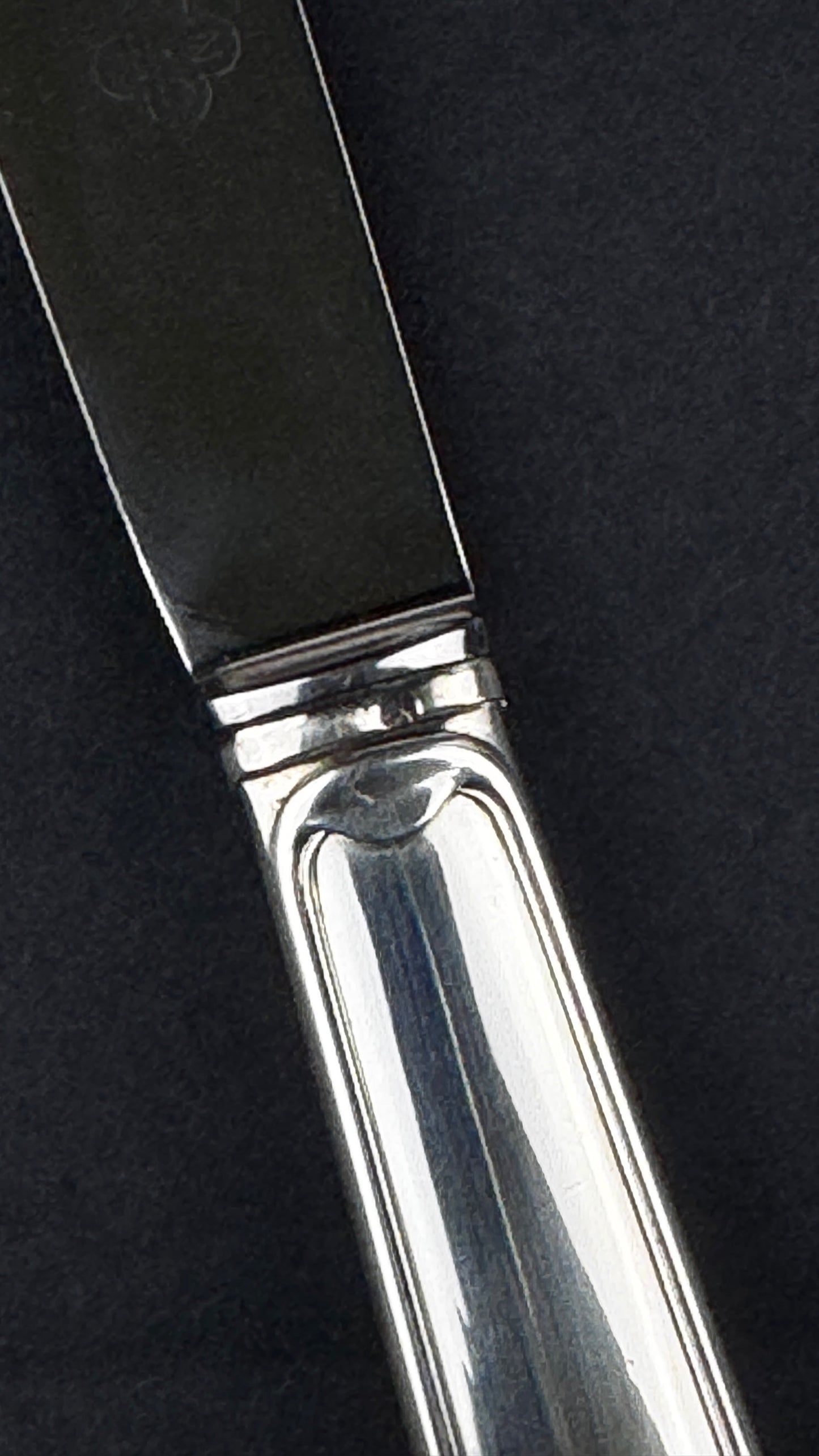 Coffret de 24 couteaux en métal argenté SFAM, modèle filet