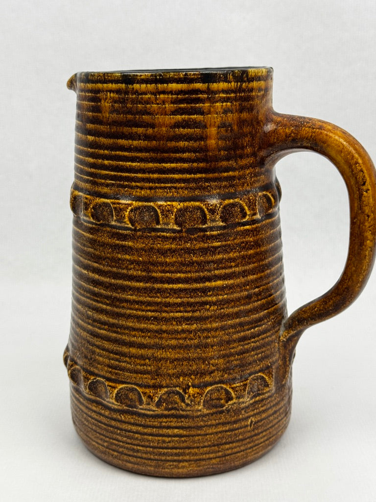 Grand pichet Accolay en grès émaillé brun, décor géométrique incisé – vers 1960