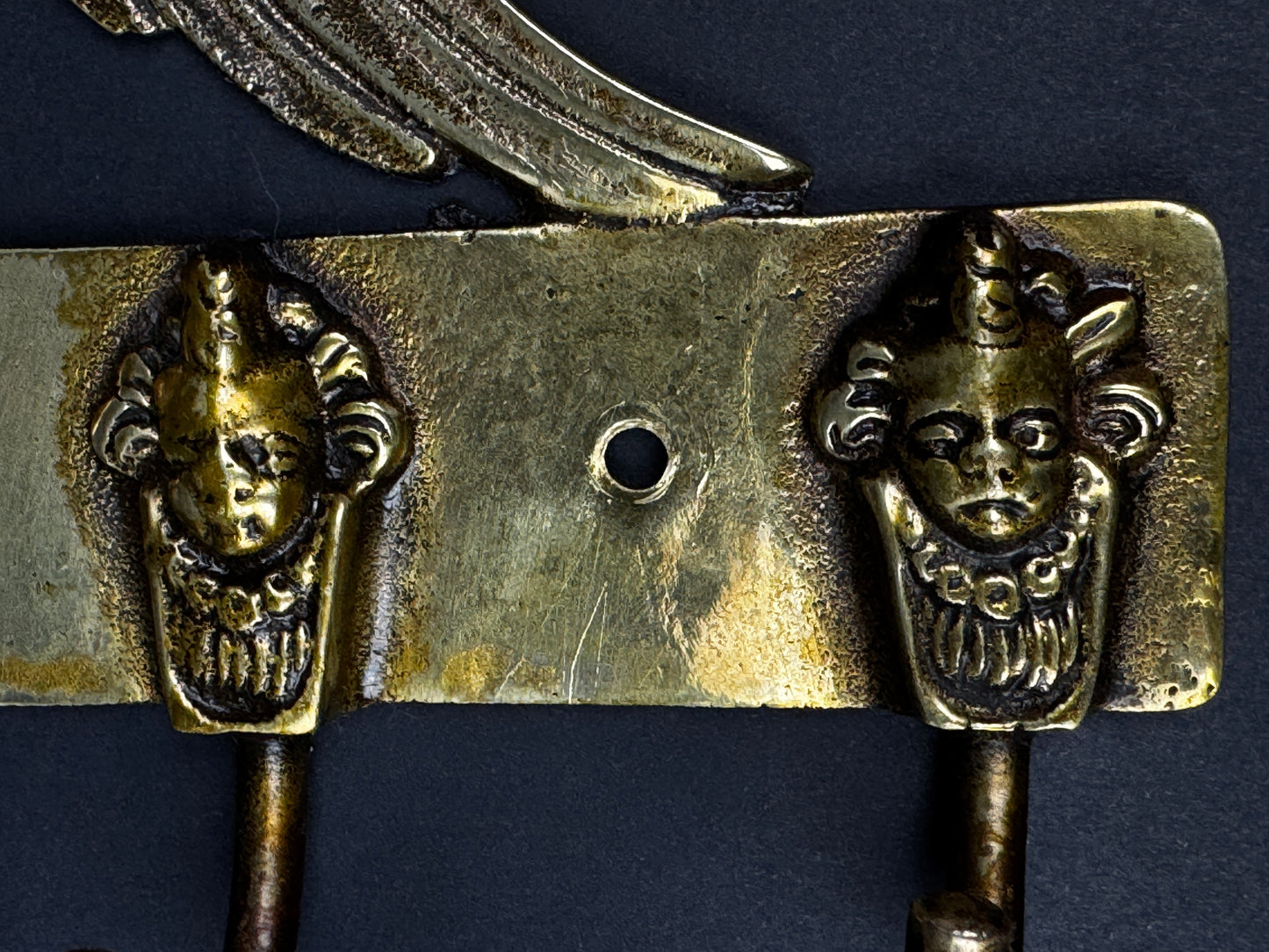 Patère murale en bronze à décor d’aigle et mascarons – style Empire