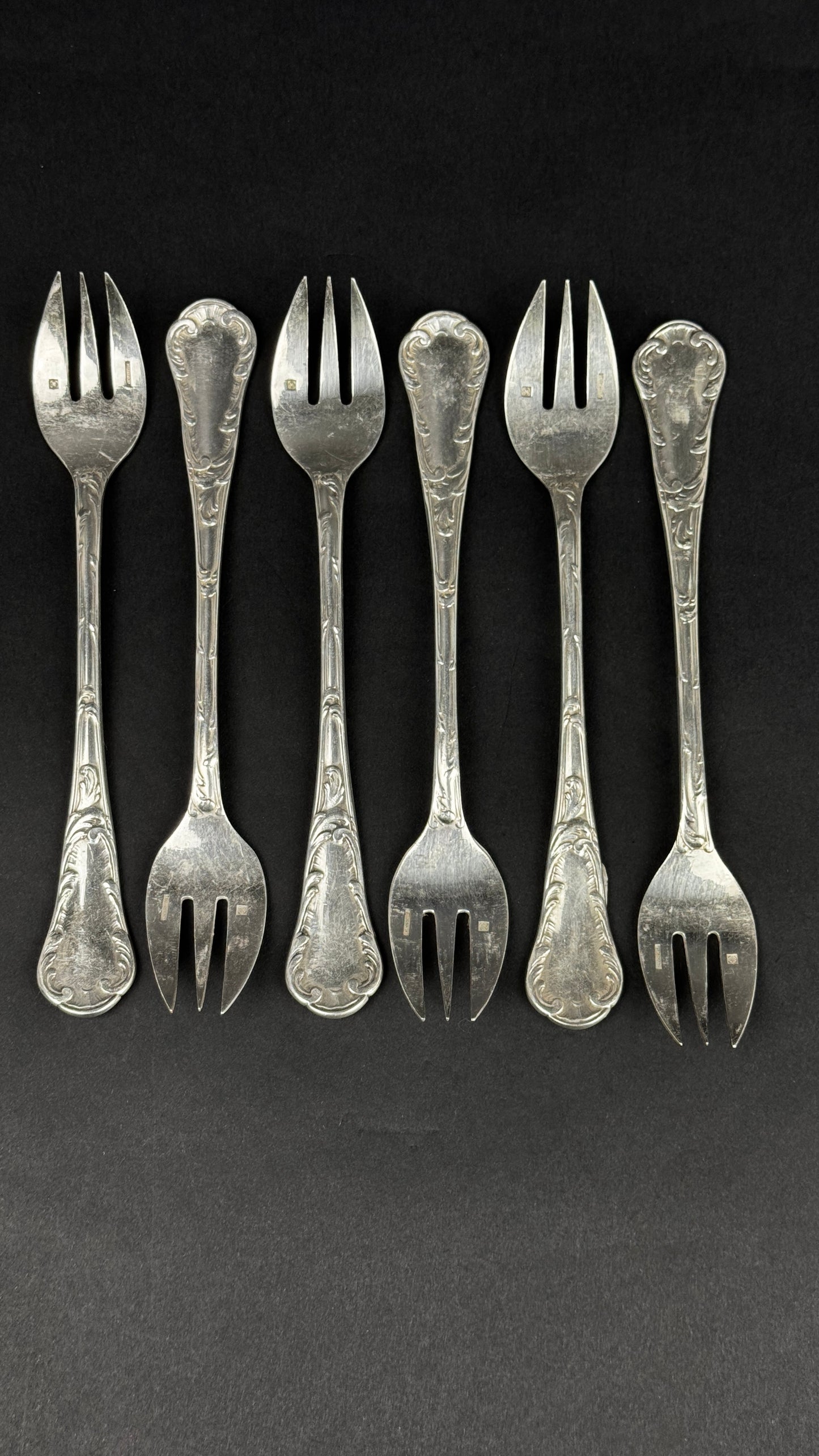 Six fourchettes a huitres Christofle modele Chrysanthème metal argente