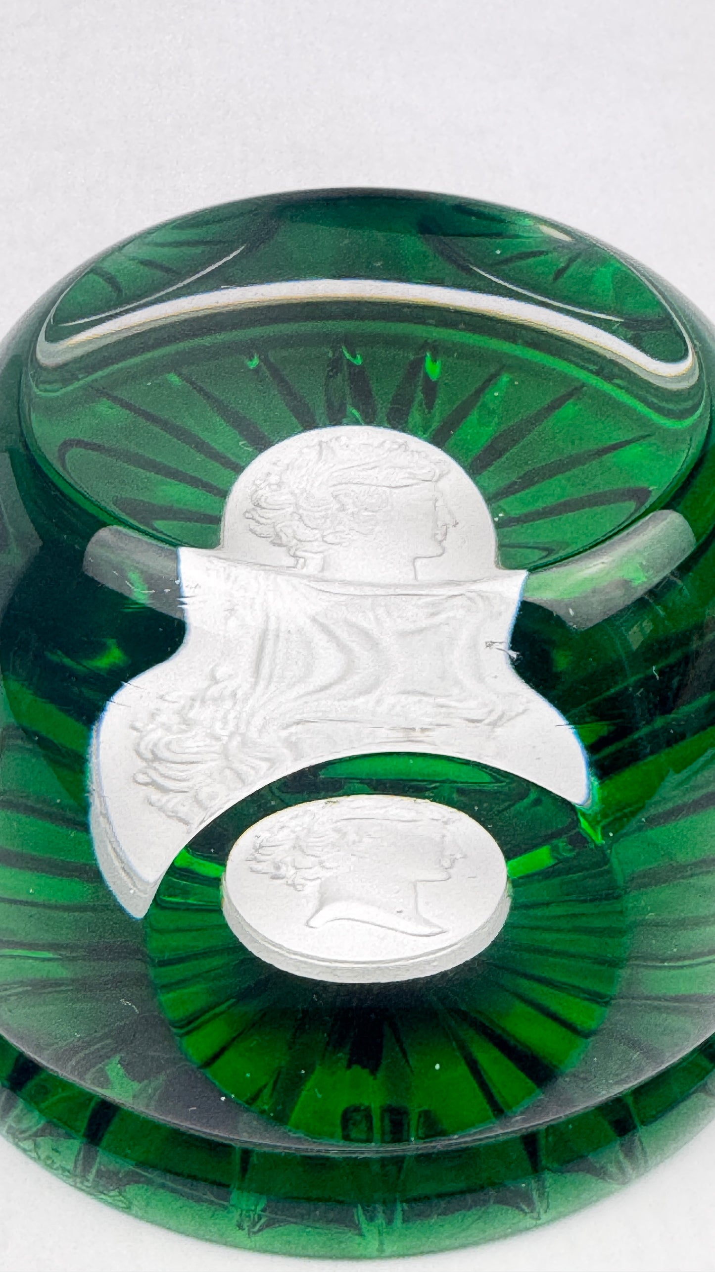 Presse-papier Cristallerie de Sèvres cristal vert sulfure profil