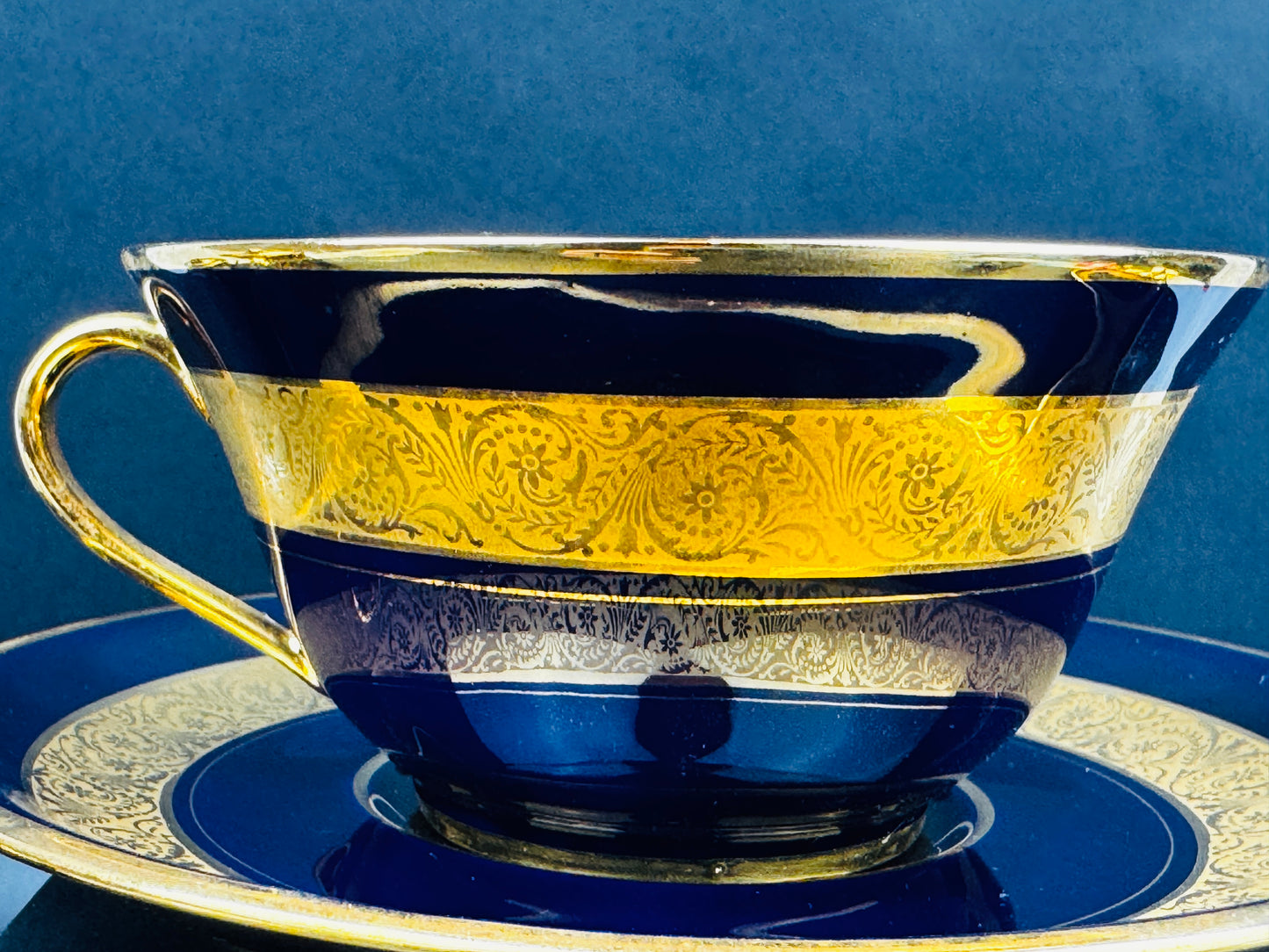 Service à café tête à tête bleu de Four et or Legle Limoges, porcelaine d’art