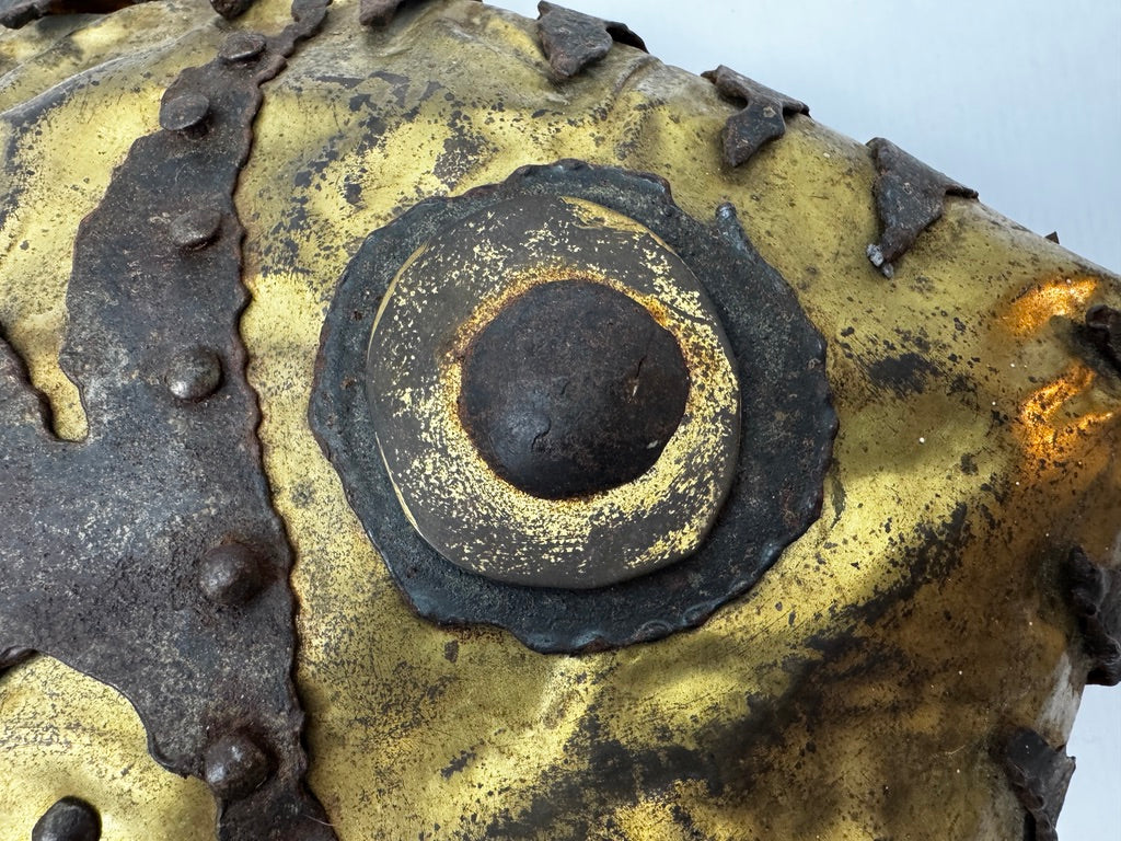 Sculpture murale poisson métal doré et fer riveté art brutaliste