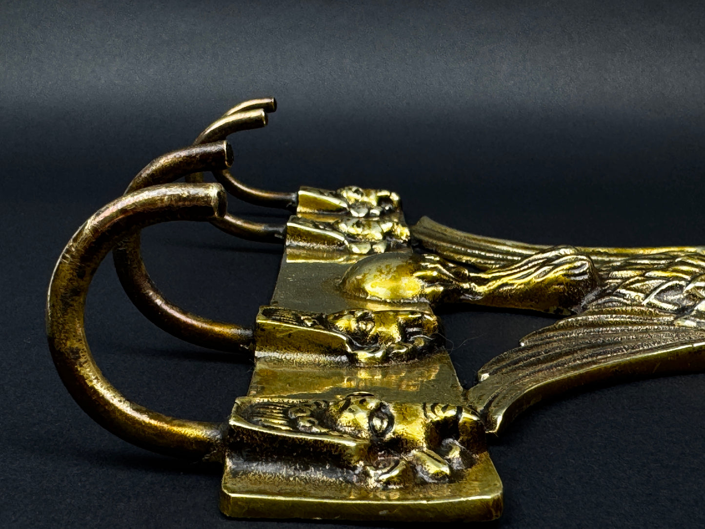 Patère murale en bronze à décor d’aigle et mascarons – style Empire