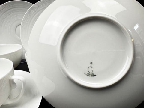Suite de 4 tasses à déjeuner et crémier J.L. Coquet Hémisphère White Satin