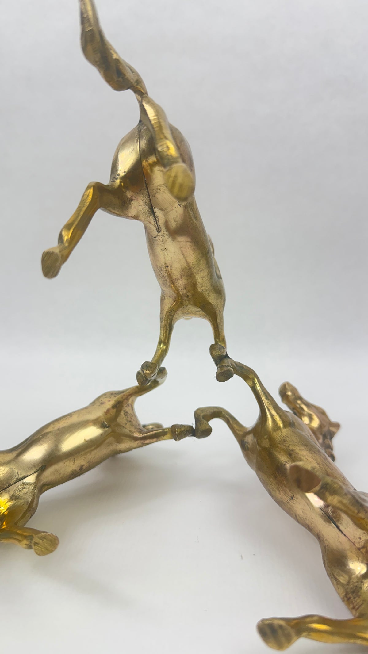 Grand oeuf d'autruche sur support aux trois chevaux cabrés en laiton vintage
