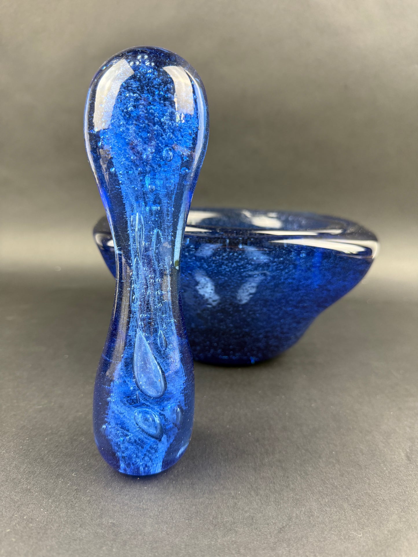Mortier et pilon dans le gout de Biot, bleu dur