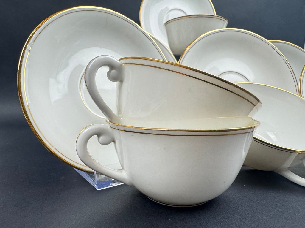 Service de 6 tasses à thé et sous tasses en porcelaine de Limoges A. Vignaud à filet or
