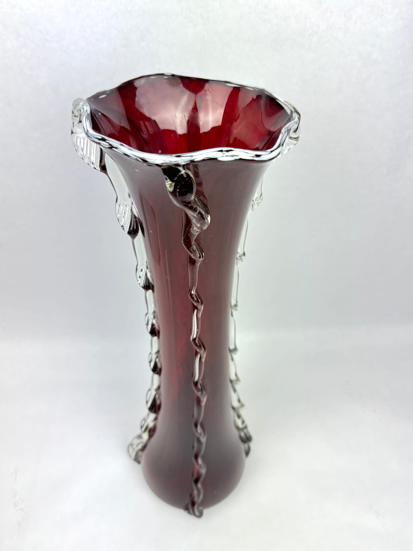 Vase en verre rouge rubis 50 cm décor appliqué clair style Murano
