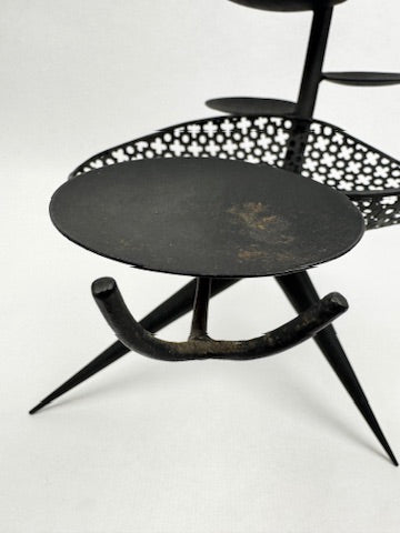 Chandelier sculpture en fer perforé motif trèfle style Mathieu Matégot 1950