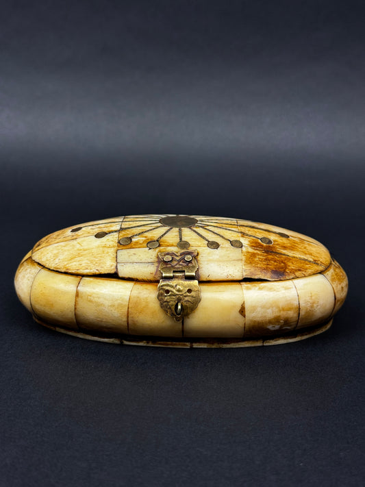 Boîte ovale ancienne en os et laiton, décor rayonnant – Inde, XIXᵉ siècle
