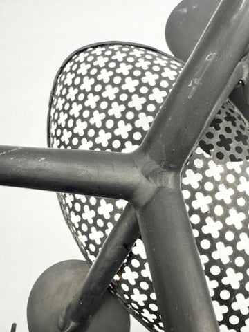 Chandelier sculpture en fer perforé motif trèfle style Mathieu Matégot 1950