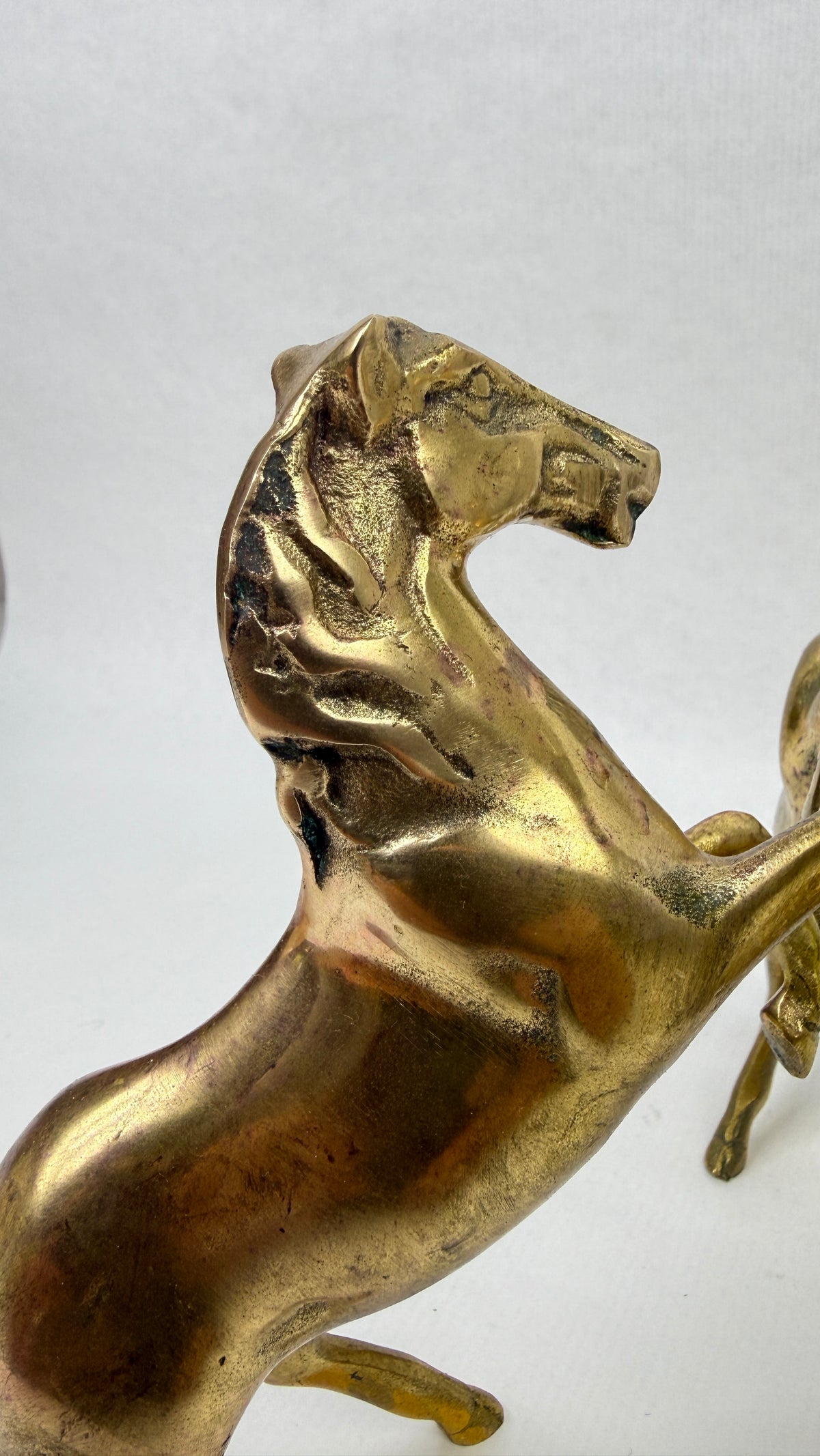 Grand oeuf d'autruche sur support aux trois chevaux cabrés en laiton vintage