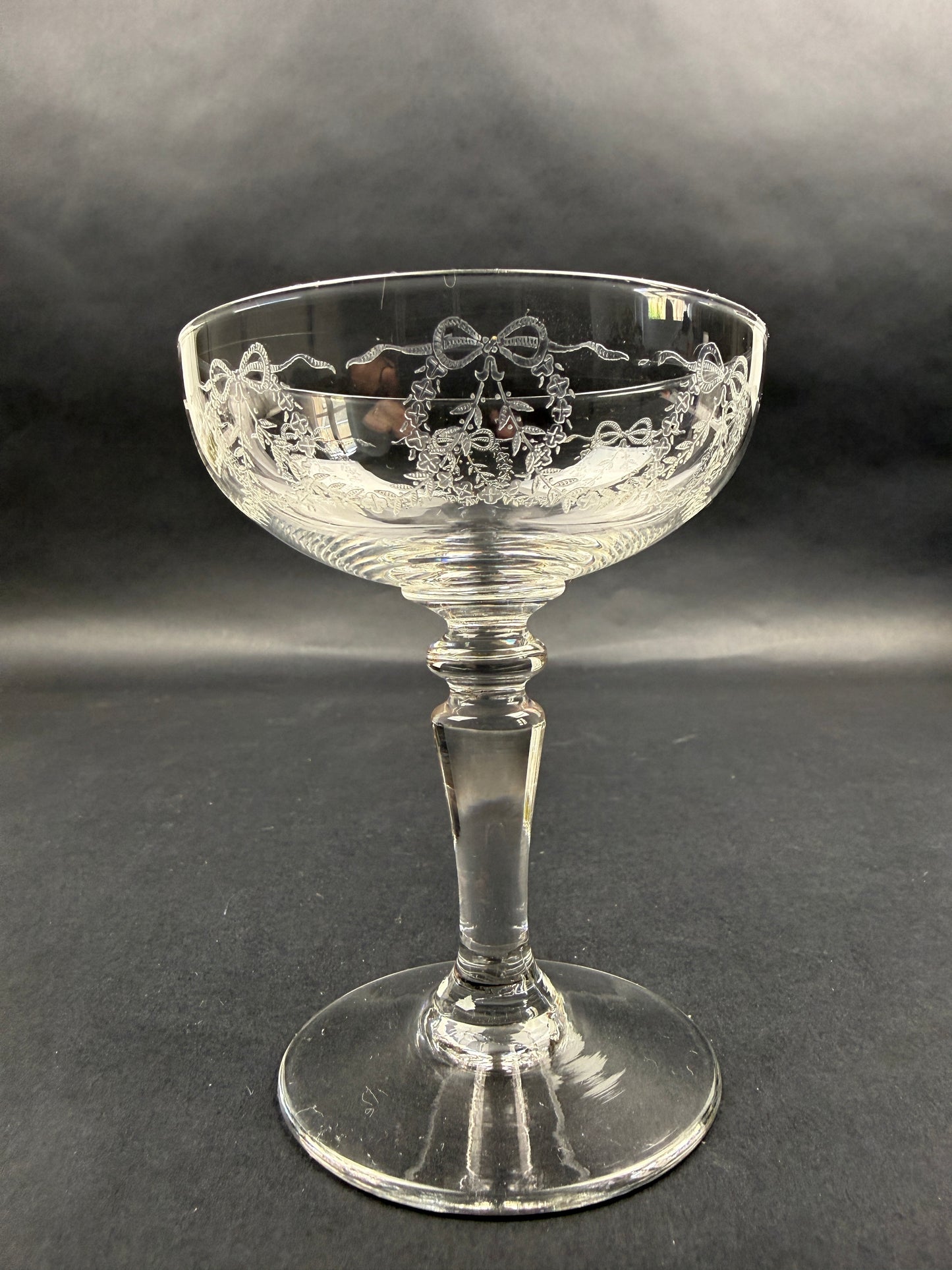 Suite de 6 coupes à champagne en cristal gravé, lot n°1