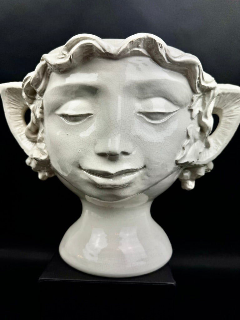 Grand cache pot faïence blanche têtes de faunes vers 1900