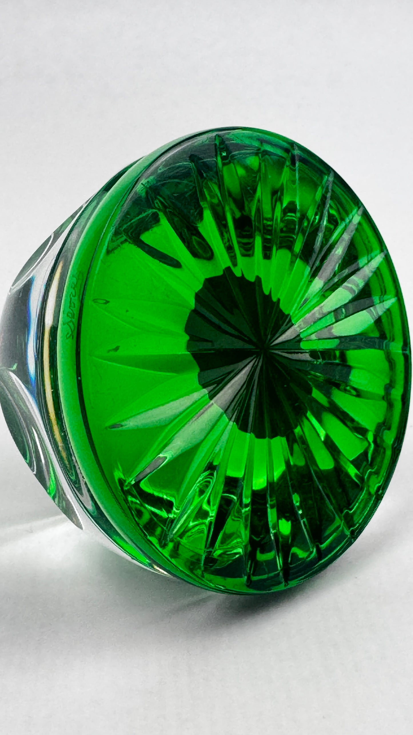 Presse-papier Cristallerie de Sèvres cristal vert sulfure profil