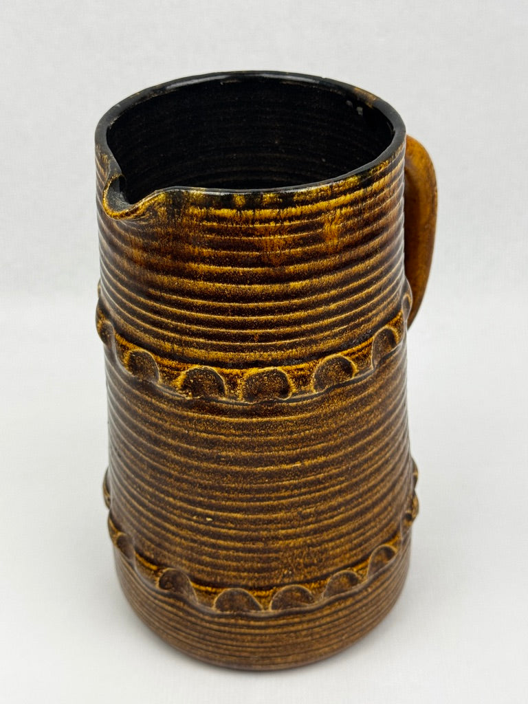 Grand pichet Accolay en grès émaillé brun, décor géométrique incisé – vers 1960