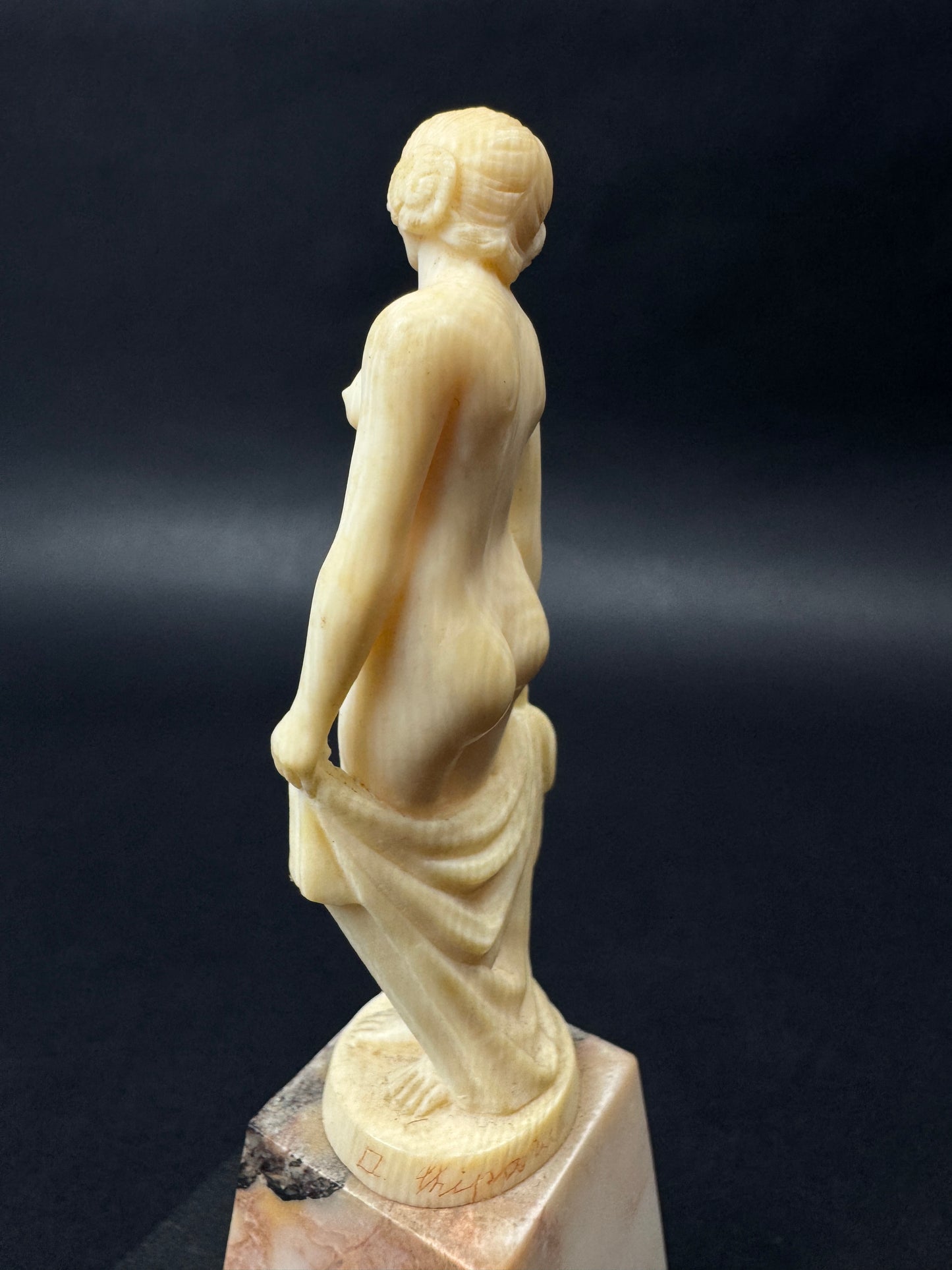 D. Chiparus (1886-1947) – Jeune femme nue, vers 1930 – Sculpture Art Déco sur socle en marbre rose