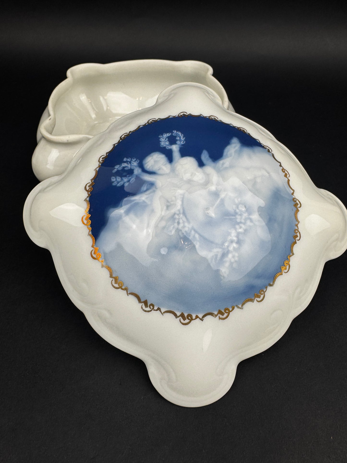 Boîte carrée Tharaud Limoges, décor putti en camaïeu bleu