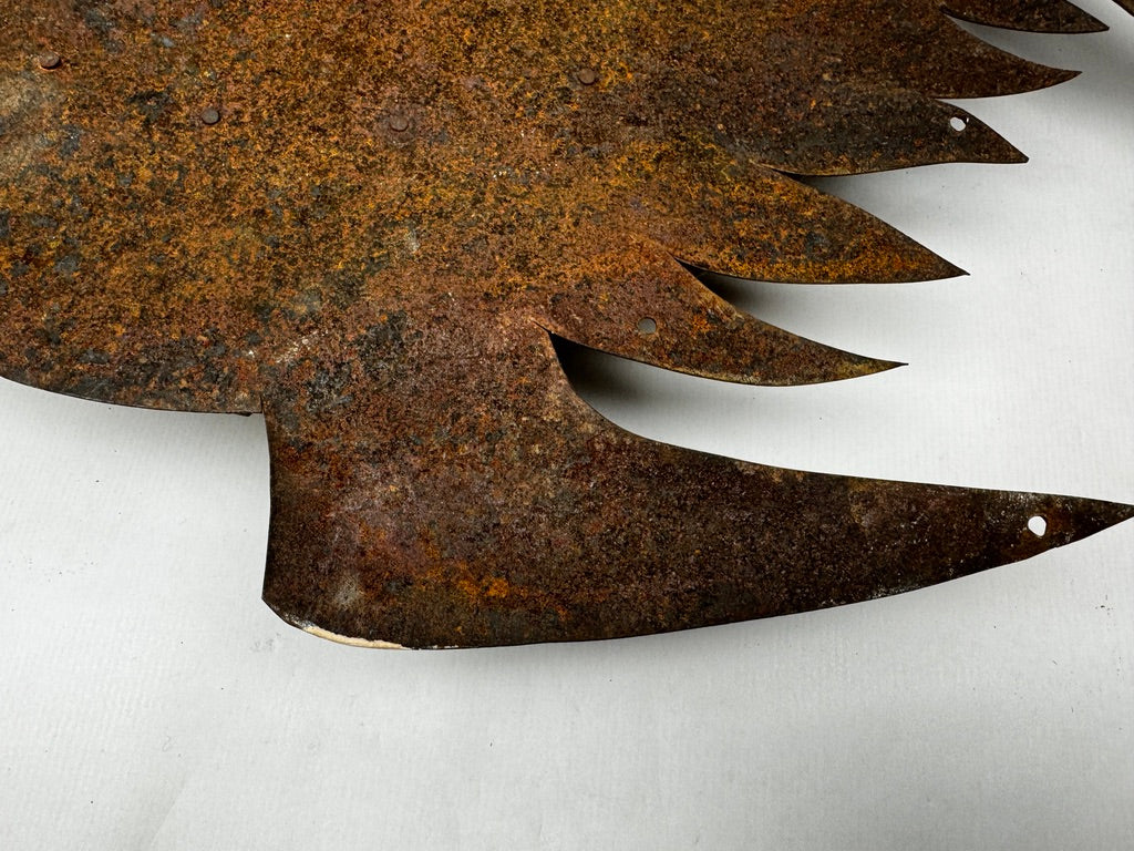 Sculpture murale poisson métal doré et fer riveté art brutaliste