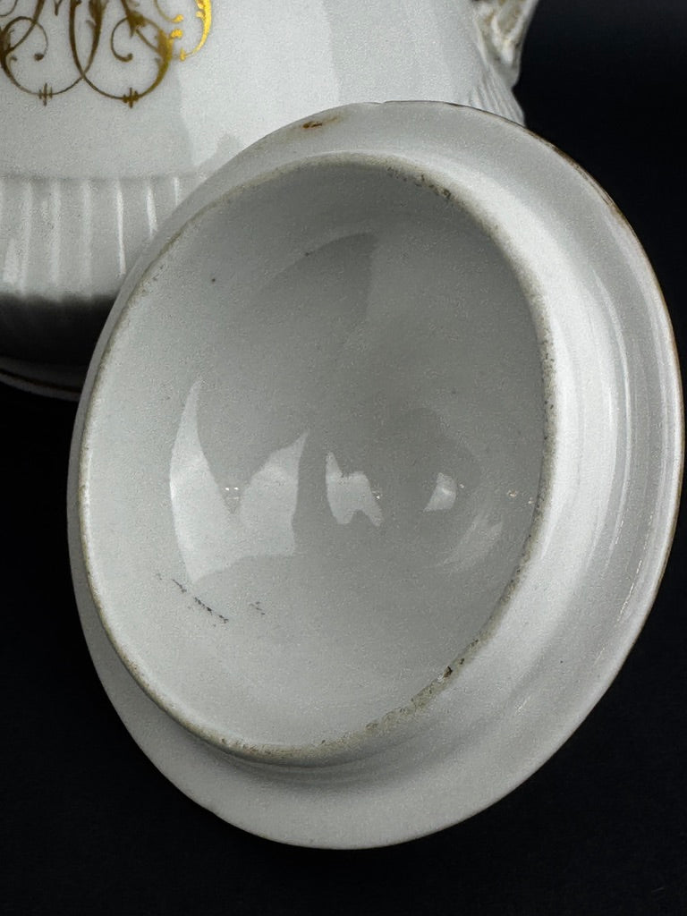 Grand sucrier en porcelaine de Paris XIXe à monogramme doré ARJ