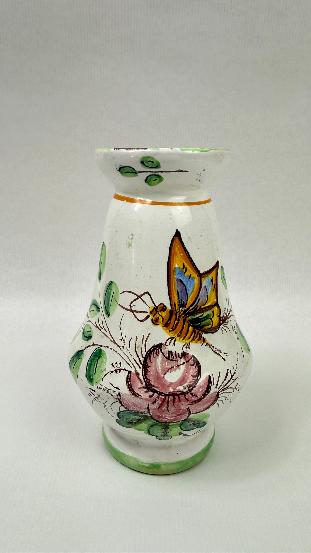 Ancien vase en faïence italien à décor de papillon et fleurs – 17 cm