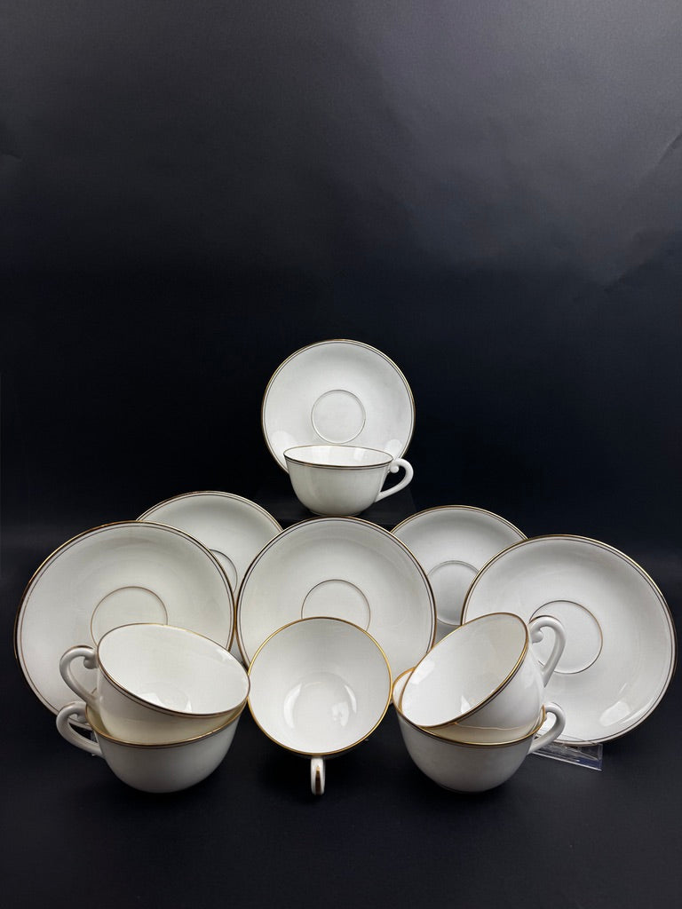 Service de 6 tasses à thé et sous tasses en porcelaine de Limoges A. Vignaud à filet or