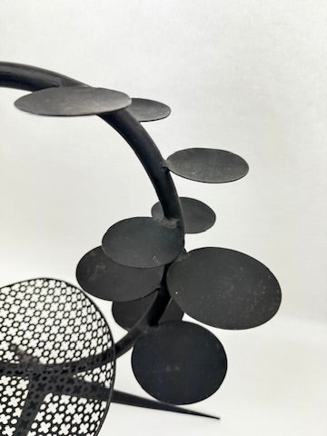 Chandelier sculpture en fer perforé motif trèfle style Mathieu Matégot 1950