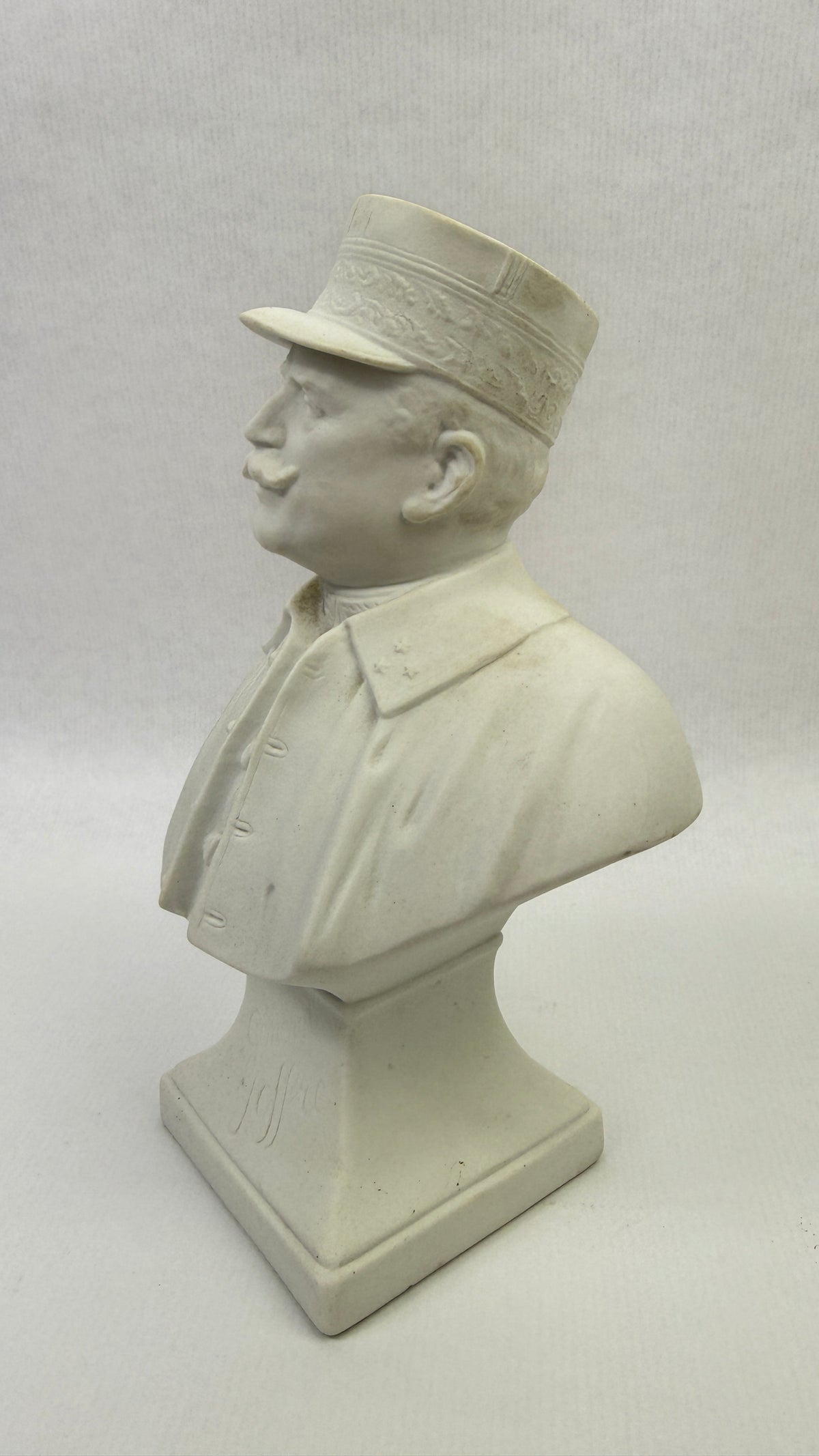 Buste du Général Joffre biscuit de porcelaine de Limoges signé Falieri