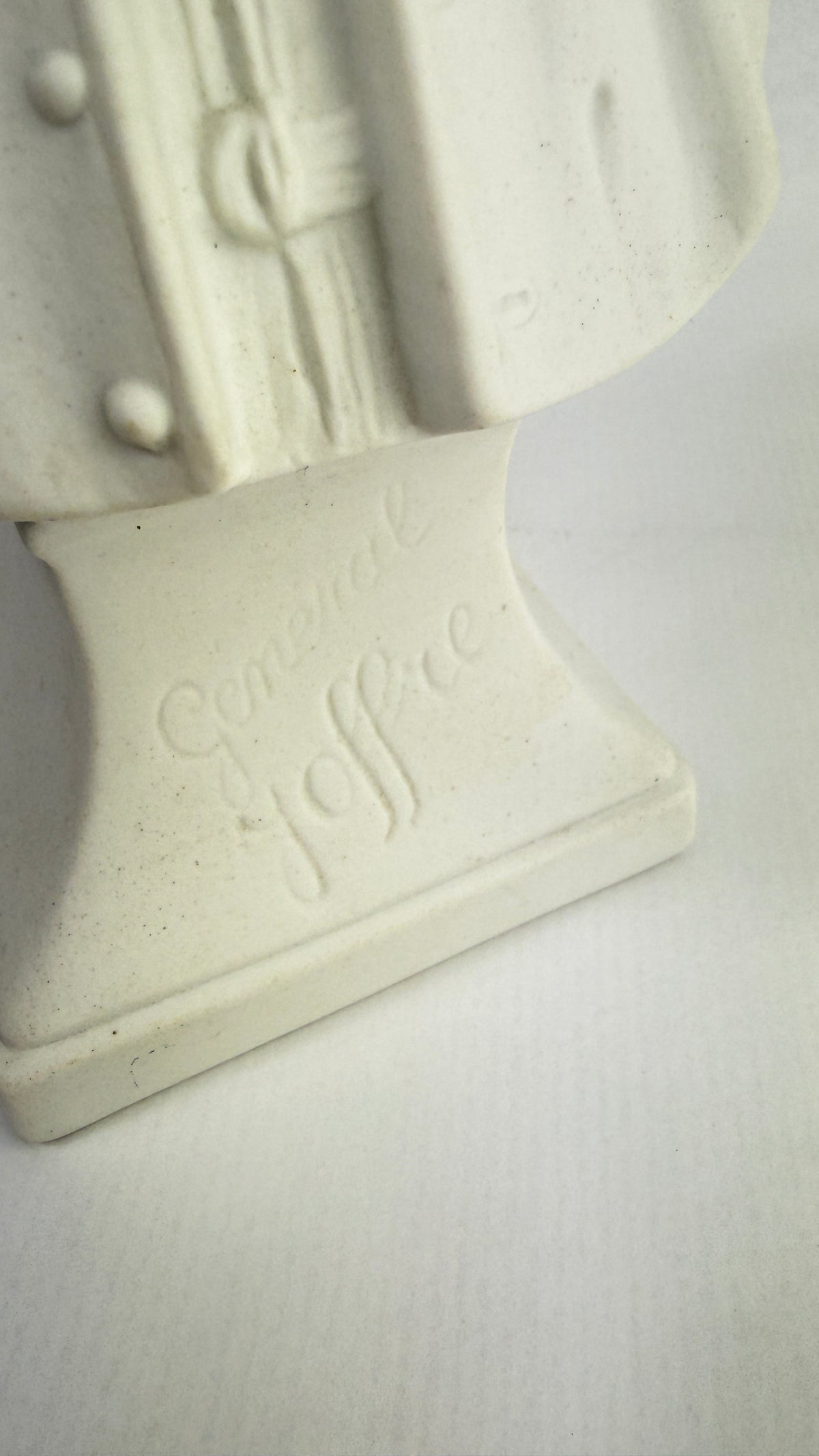 Buste du Général Joffre biscuit de porcelaine de Limoges signé Falieri