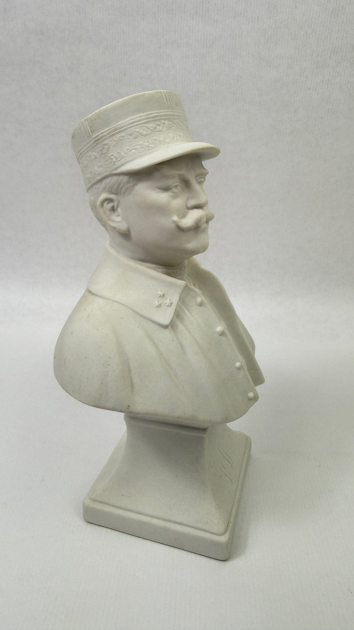 Buste du Général Joffre biscuit de porcelaine de Limoges signé Falieri