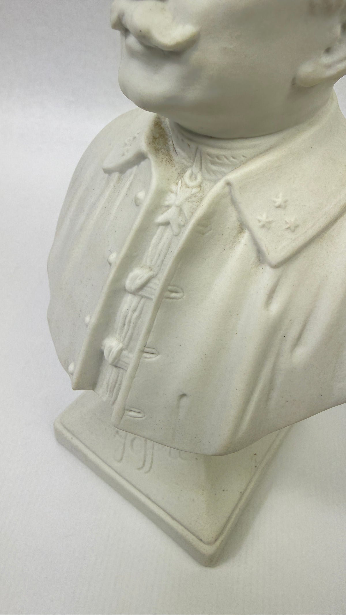 Buste du Général Joffre biscuit de porcelaine de Limoges signé Falieri