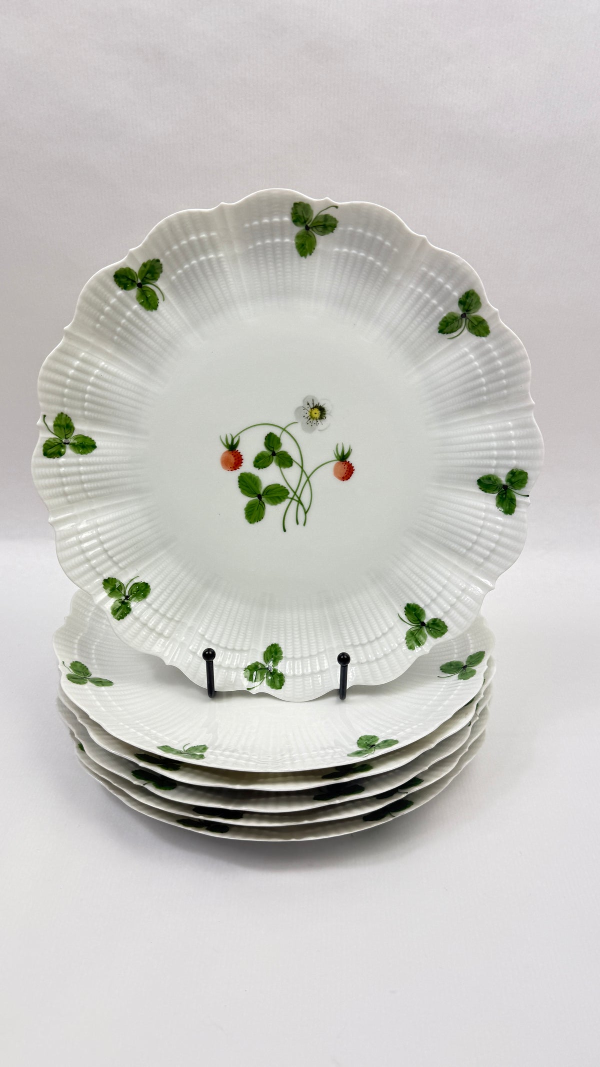 6 assiettes plates 25 cm porcelaine de Limoges Le Chambrelain, décor fraises des bois