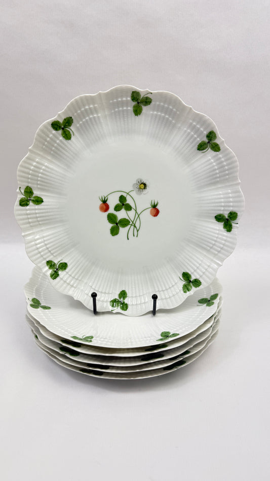 6 assiettes plates 25 cm porcelaine de Limoges Le Chambrelain, décor fraises des bois