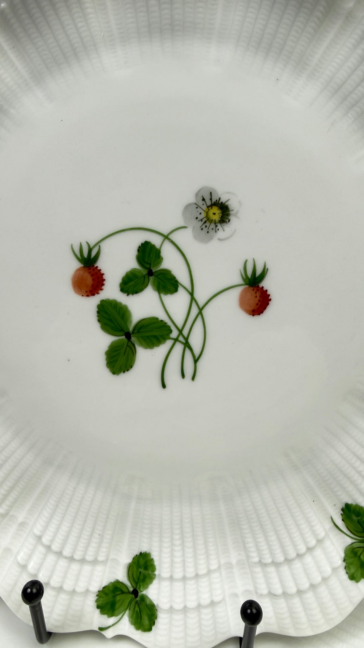 6 assiettes plates 25 cm porcelaine de Limoges Le Chambrelain, décor fraises des bois
