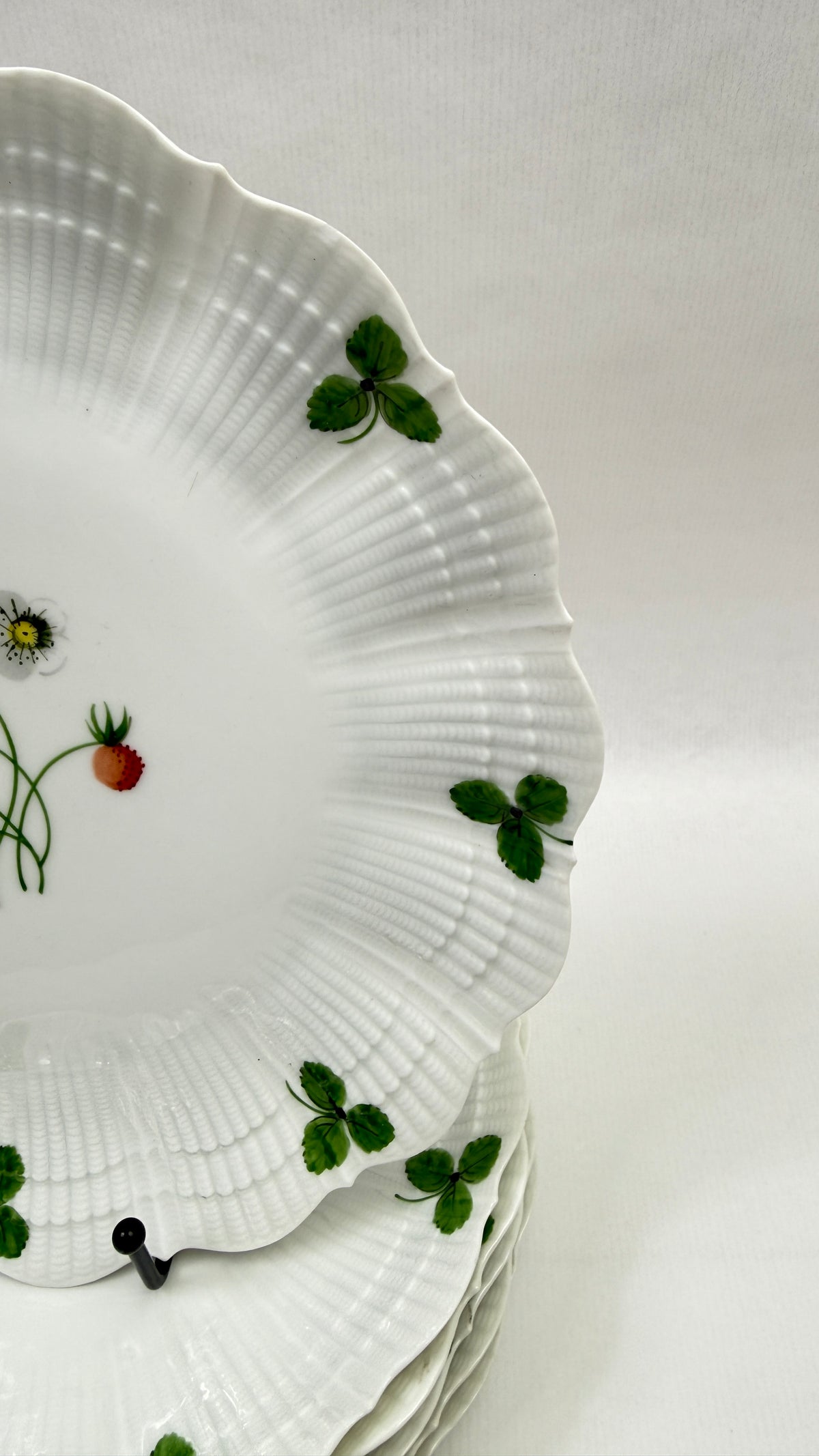 6 assiettes plates 25 cm porcelaine de Limoges Le Chambrelain, décor fraises des bois