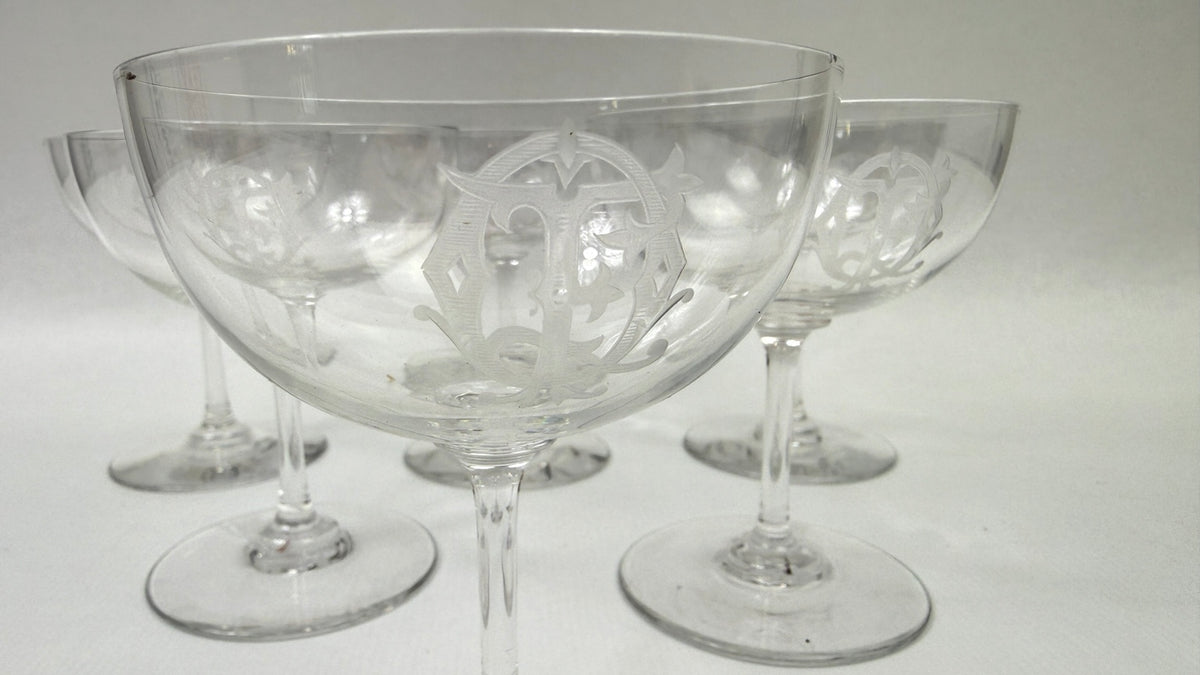 Coupes à champagne anciennes, détail du verre et du chiffre FQ