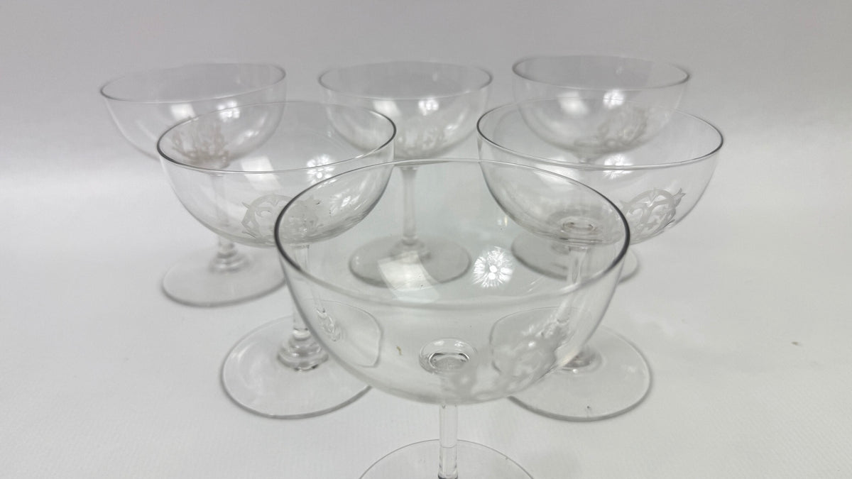 Coupes à champagne anciennes, détail du verre et du chiffre FQ
